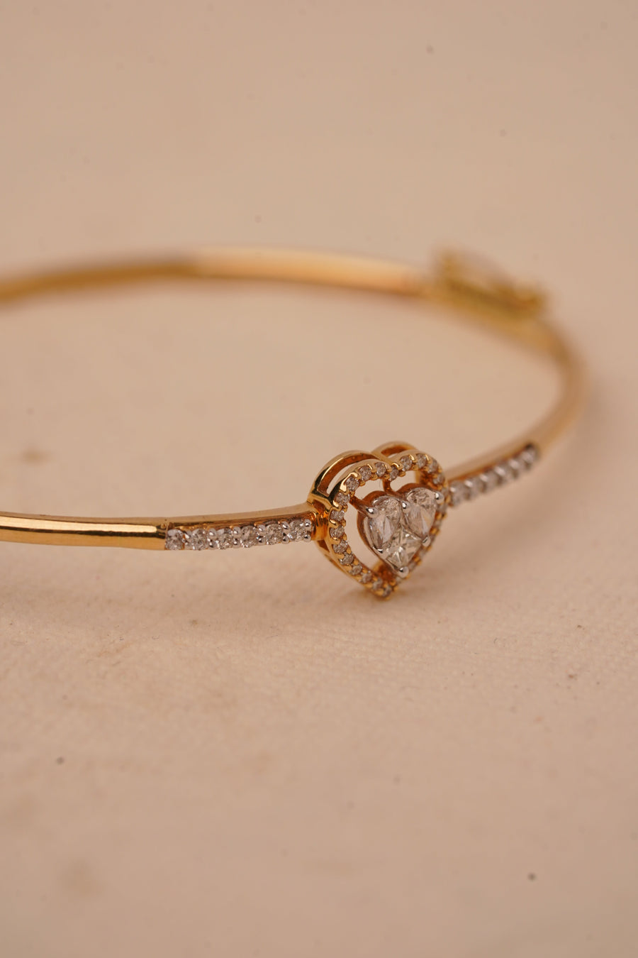 Diamond heart bracelet suitable for gifting